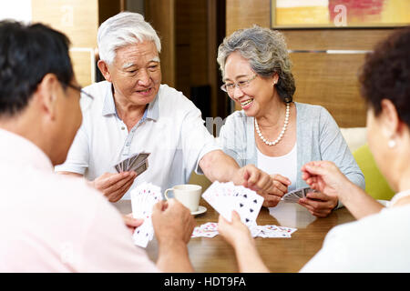 Remorquer senior asian des couples de cartes à jouer ensemble Banque D'Images