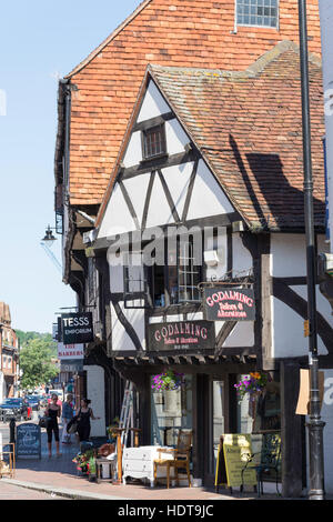 Godalming tailleurs & Tess's Emporium dans immeuble de l'époque, High Street, Godalming, Surrey, Angleterre, Royaume-Uni Banque D'Images