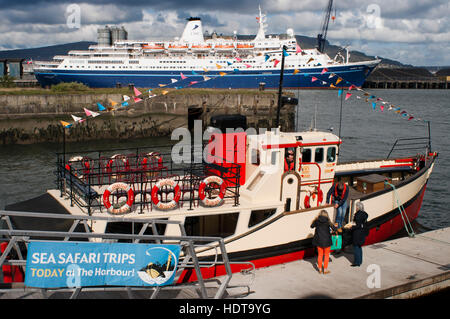 La coque rouge Bateau de tourisme Mona amarrés dans la rivière Lagan à Belfast en Irlande du Nord Royaume-Uni Royaume-Uni. Le Lagan Boat Company exécuter deux tou Banque D'Images