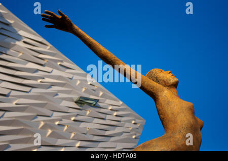 Rowan Gillespie Titanica sculpture en face du Titanic Museum à Belfast, en Irlande du Nord Royaume-Uni Royaume-Uni. Une sculpture intitulée "Titancia» m Banque D'Images