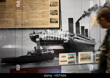 À l'intérieur de Titanic Belfast museum and Visitors Center, Titanic Quarter, Belfast, Irlande du Nord, Royaume-Uni. Titanic Belfast l'expérience. Le bâtiment est revêtu de Banque D'Images