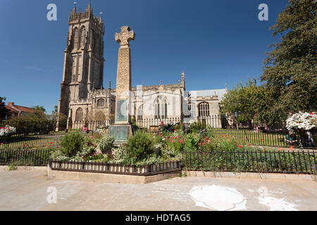 Le monument aux morts à l'extérieur de l'église de St Jean le Baptiste à Glastonbury dans le Somerset. La carte montre également un certain art de la chaussée à Chalk Banque D'Images