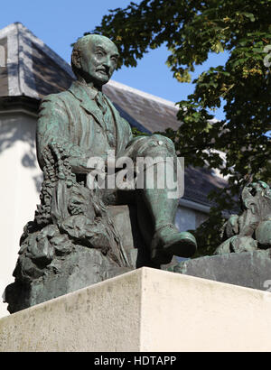 THOMAS HARDY auteur britannique 1840-1928 comme statue dans sa ville natale de Dorset Dorchester - Angleterre Banque D'Images