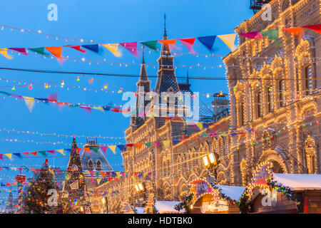 Crépuscule sur le marché de Noël à la place Rouge à Moscou, Russie Banque D'Images