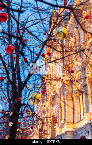 Décorations de Noël en face de allumé en façade du grand magasin Central de la gomme sur la Place Rouge à Moscou, Russie. Banque D'Images