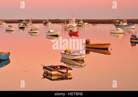 L'ancrage des bateaux de pêcheurs dans les eaux calmes du lagon de Ria Formosa au crépuscule Banque D'Images