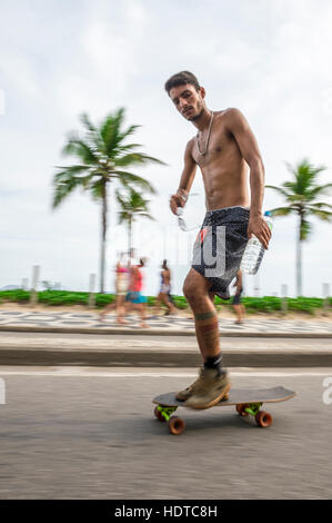 RIO DE JANEIRO - le 6 mars 2016 : les jeunes du Brésil carioca sur planche se déplace dans un flou de mouvement le long du bord de Vieira Souto. Banque D'Images