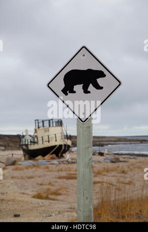 Le béluga, un bateau par la rive de la Baie d'Hudson, à Churchill au Manitoba, Canada. Un panneau d'avertissement pour l'ours blanc se trouve à proximité du bateau. Banque D'Images