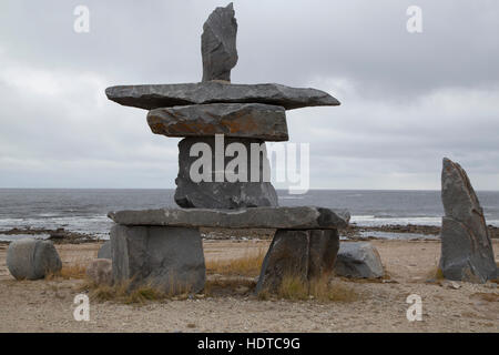 Un Inukshuk sur la rive de la Baie d'Hudson à Churchill, au Canada. Banque D'Images