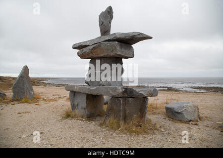 Un Inukshuk sur la rive de la Baie d'Hudson à Churchill, au Canada. Inukshuk sont menhirs érigés par les peuples des Premières Nations. Banque D'Images