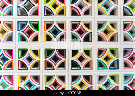 Abstract close-up du mur de blocs de béton avec des couleurs peint de couleurs vives dans les modes Banque D'Images