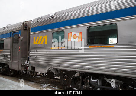 Un train de Via Rail à l'évitement de Churchill, Canada. Banque D'Images