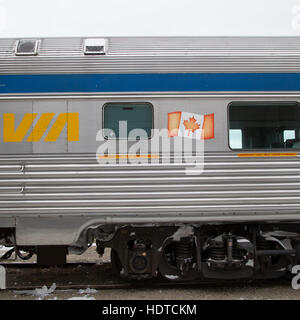 Un train de Via Rail à l'évitement de Churchill, Canada. Banque D'Images