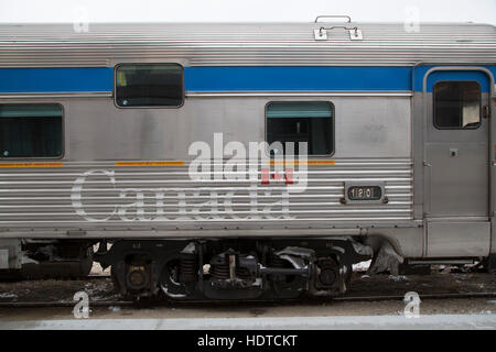 Un train de Via Rail à l'évitement de Churchill, Canada. Banque D'Images