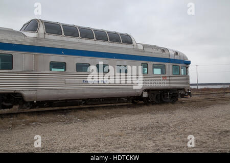 Un train de Via Rail à l'évitement de Churchill, Canada. Banque D'Images