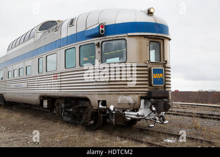 Un train de Via Rail à l'évitement de Churchill, Canada. Banque D'Images