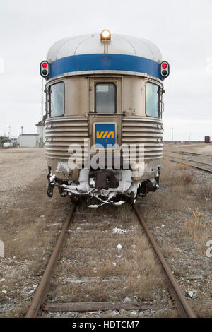 Un sentier de Via Rail Transport sur les voies de garage à Churchill, au Canada. Banque D'Images