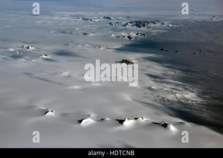 Des sommets enneigés en haillons lieu grâce à l'immensité de l'île de Baffin. 11 269 SCO. Banque D'Images