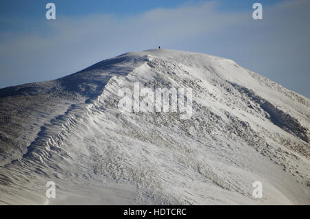 Le Wainwright Skiddaw petit homme du sommet de Longside en hiver, le Parc National du Lake District, Cumbria, Royaume-Uni. Banque D'Images