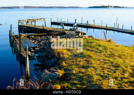 L'eau immobile et calme entourent certains quais de l'archipel. Le matin, soleil d'hiver est la décongélation lentement l'herbe. Kuggeboda emplacement près de Ronneby Banque D'Images