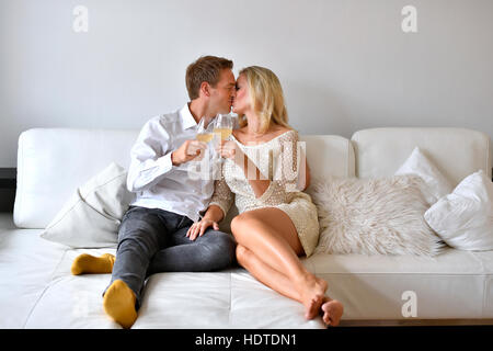 Homme, Femme, couple, dans l'amour, le vin, le verre, kiss Banque D'Images