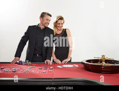 Couple à la roulette, casino, chips Banque D'Images