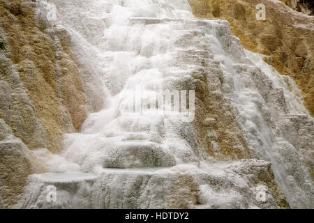 Les gisements minéraux blancs, Bagni di San Filippo hot springs, Castiglione d'Orcia, Toscane, Italie Banque D'Images