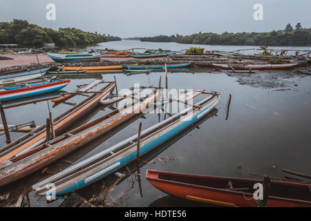 NEGOMBO, SRI LANKA - 30 novembre : des pêcheurs locaux et leurs bateaux dans la lagune près de la poissonnerie de Negombo, près de Colombo, Sri Lanka sur le 30 No Banque D'Images