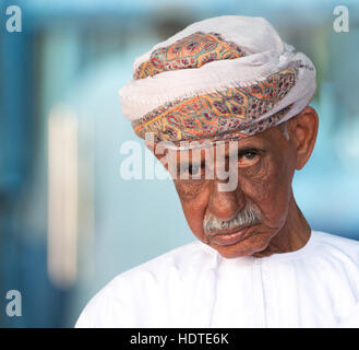 Portrait d'un homme dans l'habillement traditionnel omanais participant à un marché du vendredi. Banque D'Images