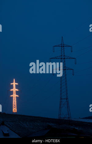 110 KV câbles avec pylône lumineux dans la lumière du soir Banque D'Images