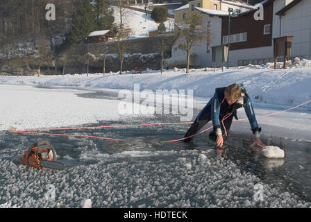 Pour tout préparer pour la plongée sous glace, Reichraming, Haute Autriche, Autriche, Europe Banque D'Images