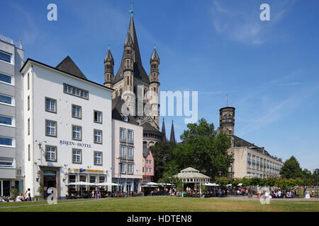 Maisons au bord de la rivière du Rhin, Eglise Grand St-martin derrière, Cologne, Rhénanie du Nord-Westphalie, Allemagne Banque D'Images