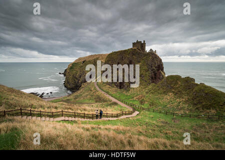 Dunnottar Castle près de Aberdeen dans le nord-est de l'Ecosse est une falaise forteresse sur un éperon rocheux à proximité de la rive. Banque D'Images