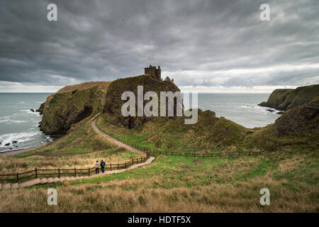 Dunnottar Castle près de Aberdeen dans le nord-est de l'Ecosse est une falaise forteresse sur un éperon rocheux à proximité de la rive. Banque D'Images