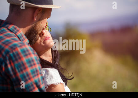 Couple romantique sur fond de montagnes. Banque D'Images