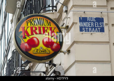 St Louis Premium Kriek bière belge signe à Bruxelles, Belgique, Europe, rue Banque D'Images