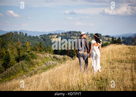 Couple romantique sur fond de montagnes. Banque D'Images