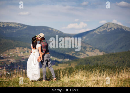 Portrait of happy couples. barbu et brune en guirlande. Banque D'Images