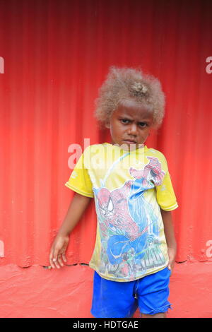 Panngi Vanuatu-October, île de Pentecôte, 13, 2014 : jeune garçon de les ni-Vanuatu personnes montre ses cheveux blonds comme caractéristique génétique commun parmi eux Banque D'Images