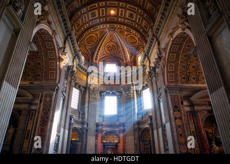 ROME, ITALIE - 12 jan 2016 : l'intérieur de la basilique Saint Pierre (San Pietro). Banque D'Images