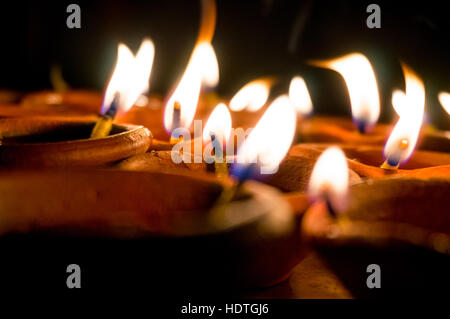 Coups de lampes en terre cuite rempli d'huile et avec une mèche en coton. Ces diyas sont allumés pendant diwali et autres célébrations Banque D'Images