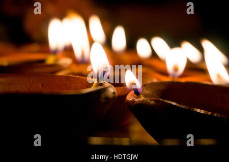 Coups de lampes en terre cuite rempli d'huile et avec une mèche en coton. Ces diyas sont allumés pendant diwali et autres célébrations Banque D'Images