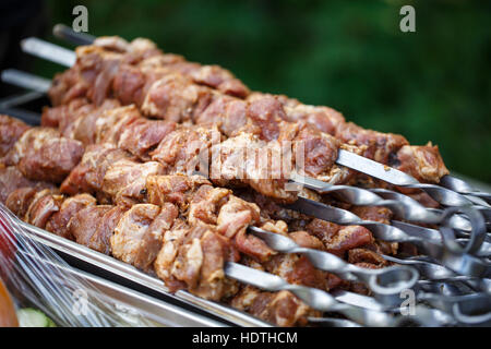 Steak de viande sur des brochettes de kebab en métal Banque D'Images