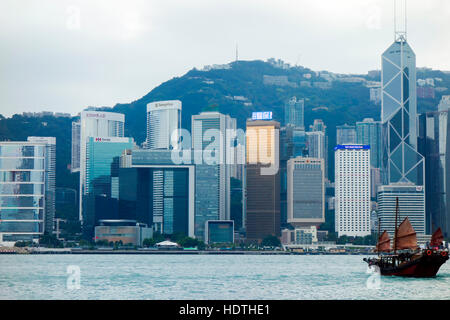 Jonque Chinoise traditionnelle sur le port de Victoria et d'horizon de Hong Kong, Chine, Asie. Banque D'Images