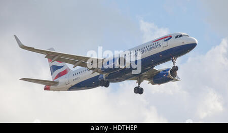 British Airways Airbus A320 G-EUYT en approche finale à l'aéroport de Londres Heathrow LHR Banque D'Images