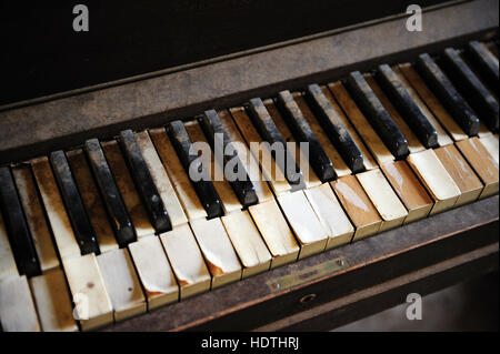 Vieux piano touches sur un piano dans une école abandonnée. Banque D'Images