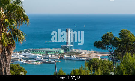 Port de Barcelone - Reflets de soleil sur le verre sur un bâtiment en forme de voile sur un île. Banque D'Images