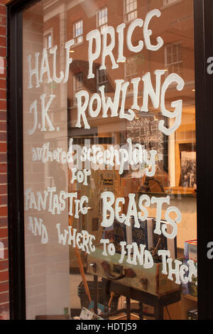 Librairie à Canterbury, UK avec demi-tarif pour "vie et habitat des animaux fantastiques" scénario de Rowling Banque D'Images