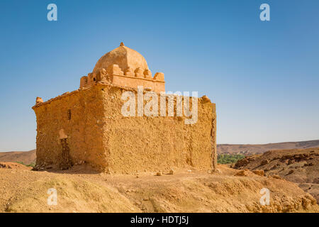 Construction traditionnelle de petite mosquée dans Tabourahte près de Ait Ben Haddou, Maroc Banque D'Images