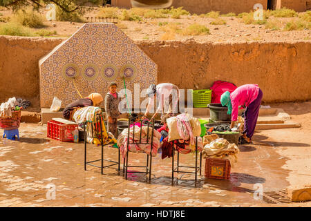 Une blanchisserie commune sur une rue de medina ouarzazate, Maroc. Lave-linge n'est pas un processus normal d'une pauvre famille marocaine. Banque D'Images